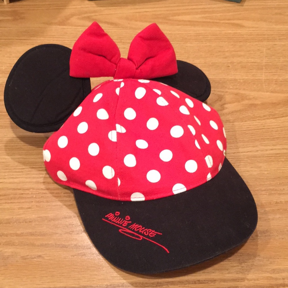 WDW Minnie Mouse ‘autographed’ baseball hat.